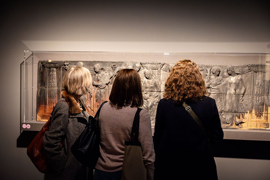 Besucher der Kunstausstellung Besucher der Kunstausstellung